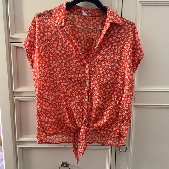Old Navy Tops - Old Navy Button Down Tie Front Top with Cute Daisies.